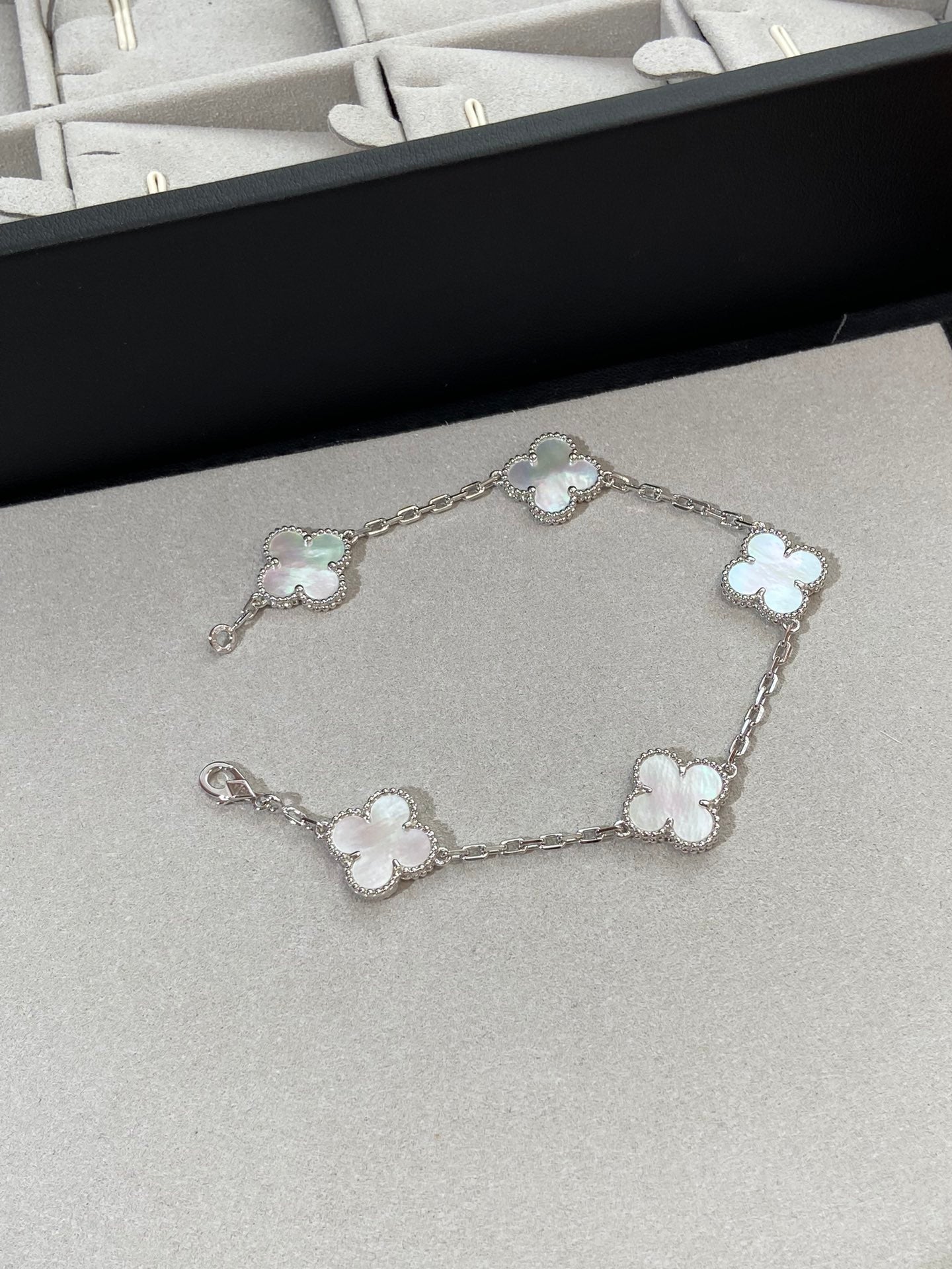[Mystic]CLOVER WHITE PEARL MOP 5 MOTIF BRACELET COLLECTION
