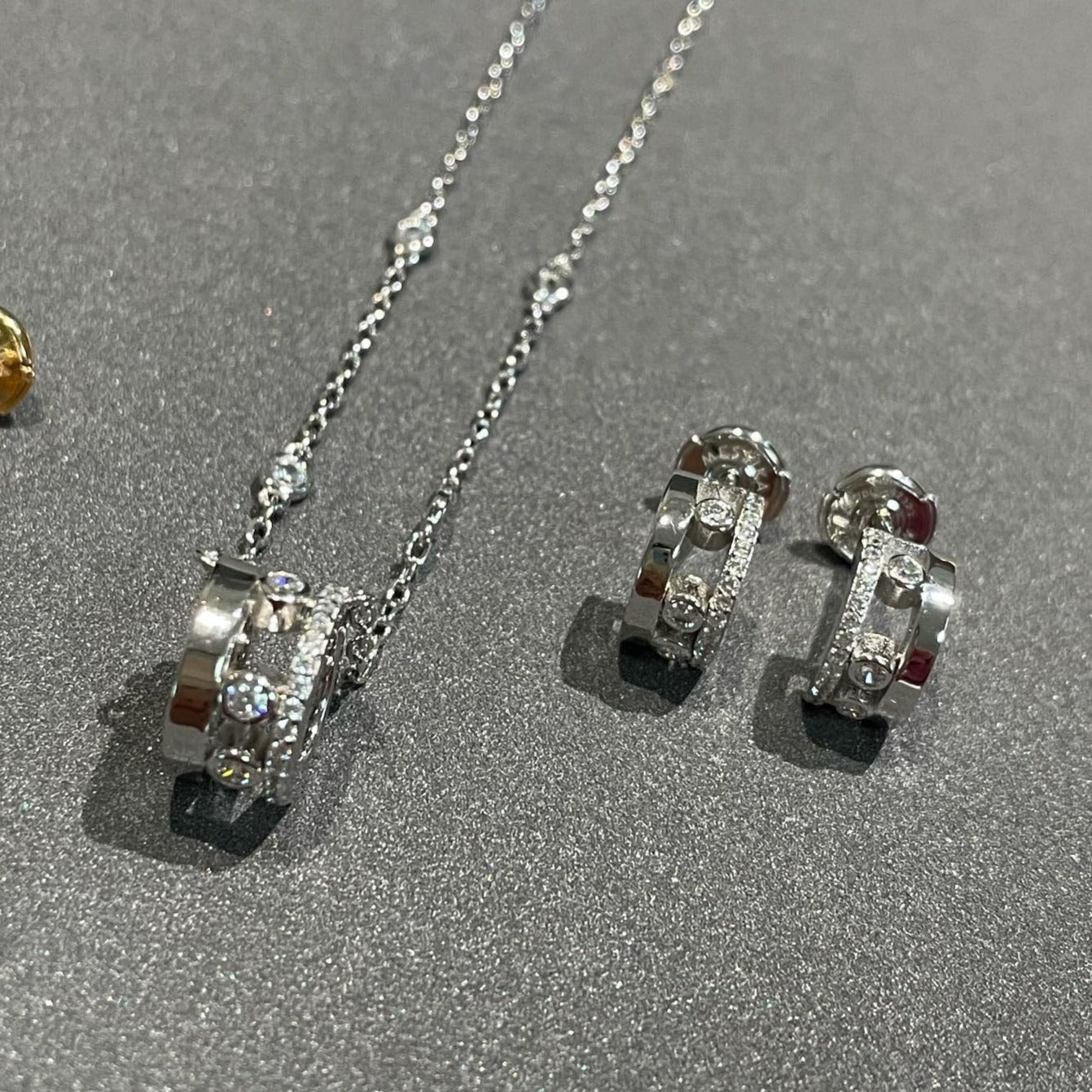 [Mysitc ] CHAIN MOVE ROMANE PEDAND NECKLACE